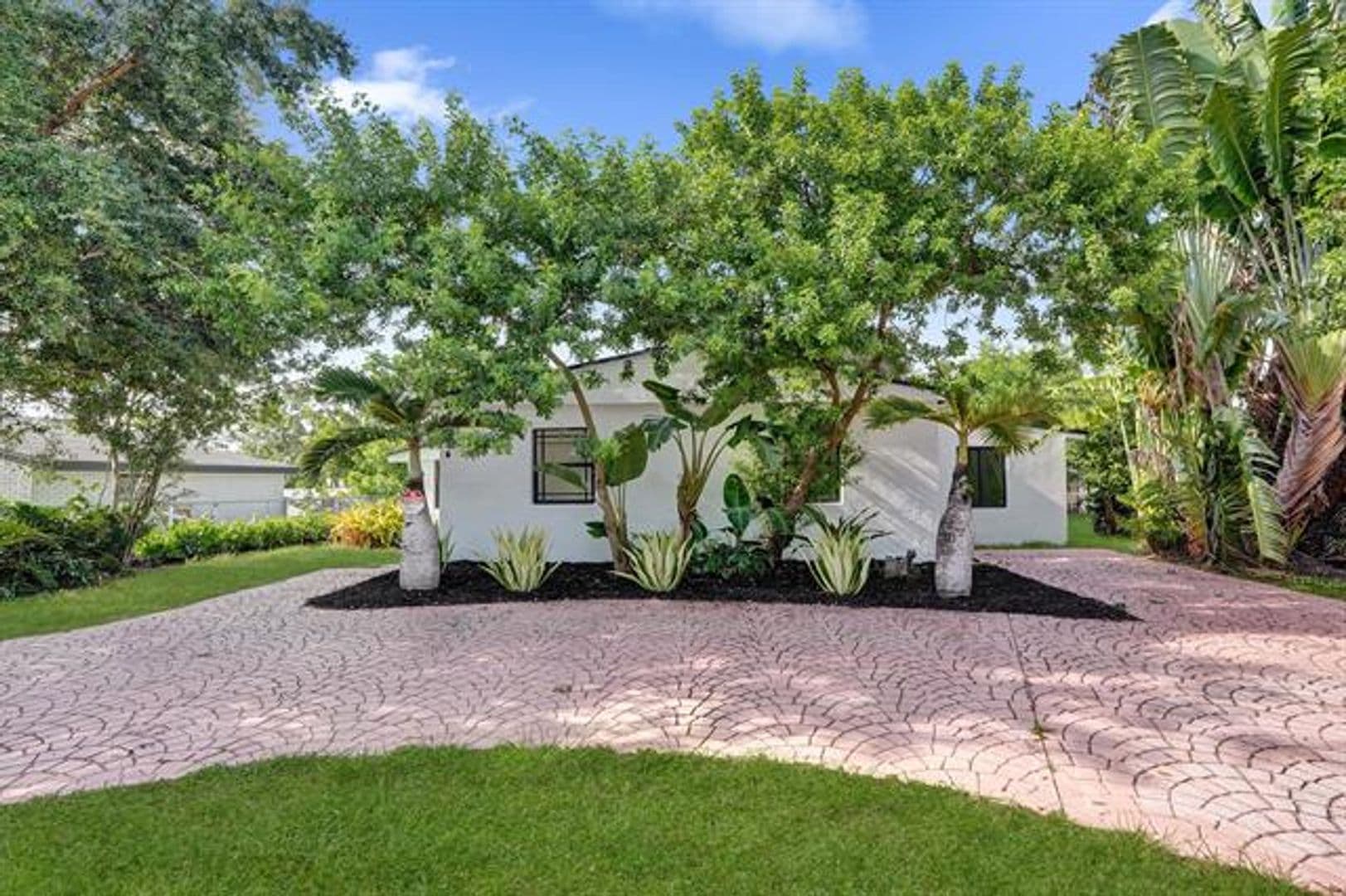 Hollywood House: 3234 Taft St # 3234