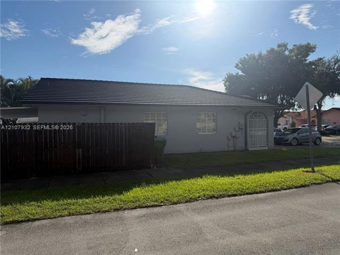 Hialeah House: 3293 W 77th Pl # 3293