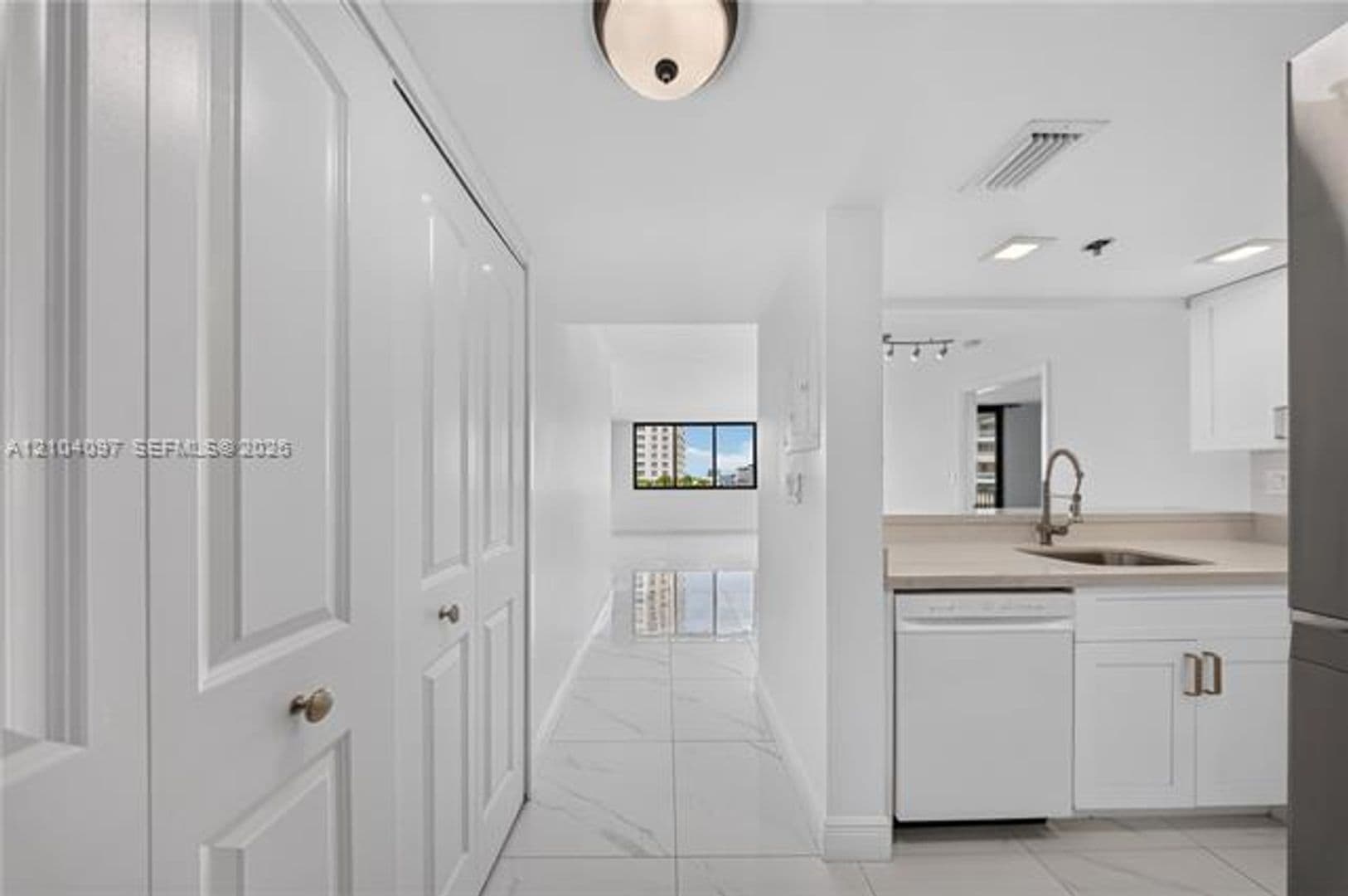 Miami Condo: 540 Brickell Key Dr cu-916