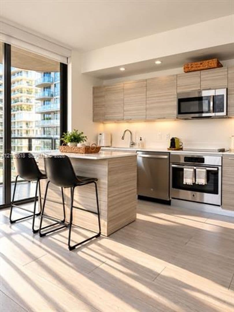 Miami Condo: 121 NE 34th St cu-2016