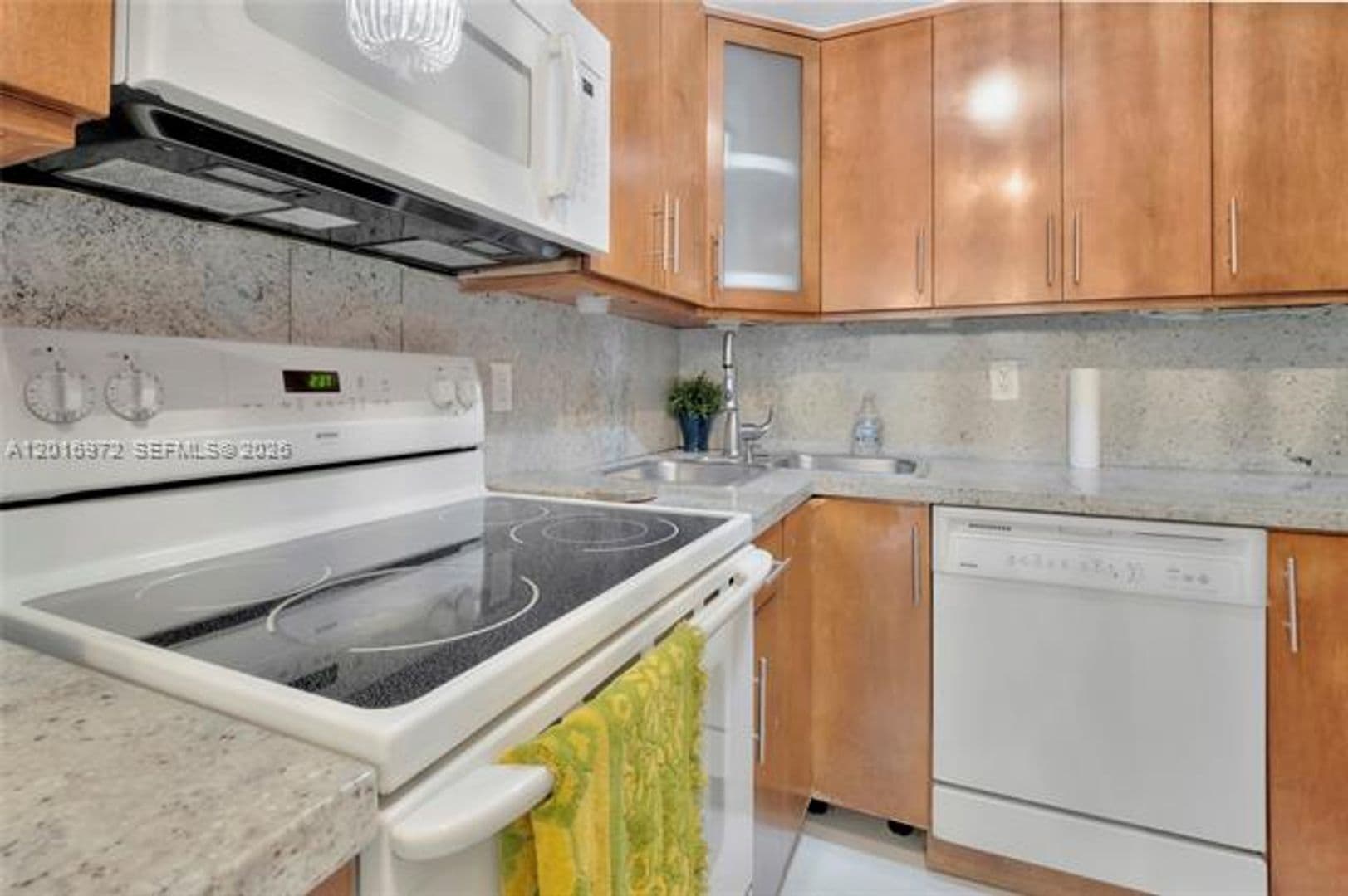 Miami Beach Condo: 2401 Collins Ave cu-1805