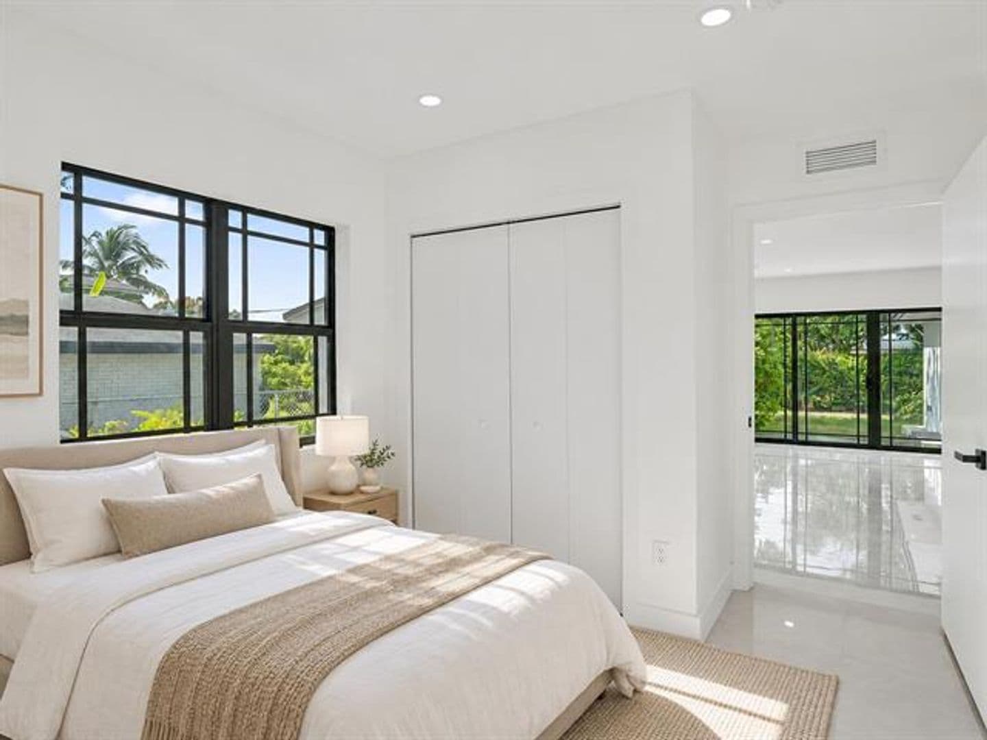 Hollywood House: 3234 Taft St # 3234