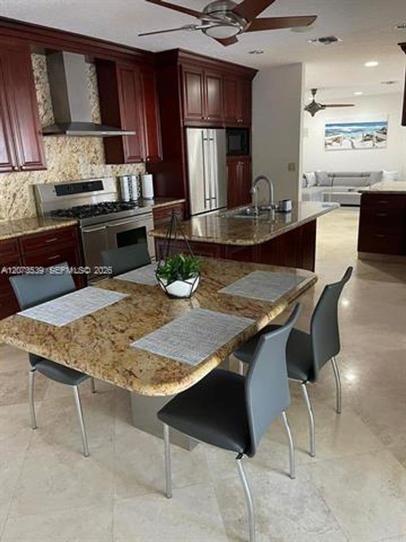 Hallandale Beach House: 612 Hibiscus Dr # 612