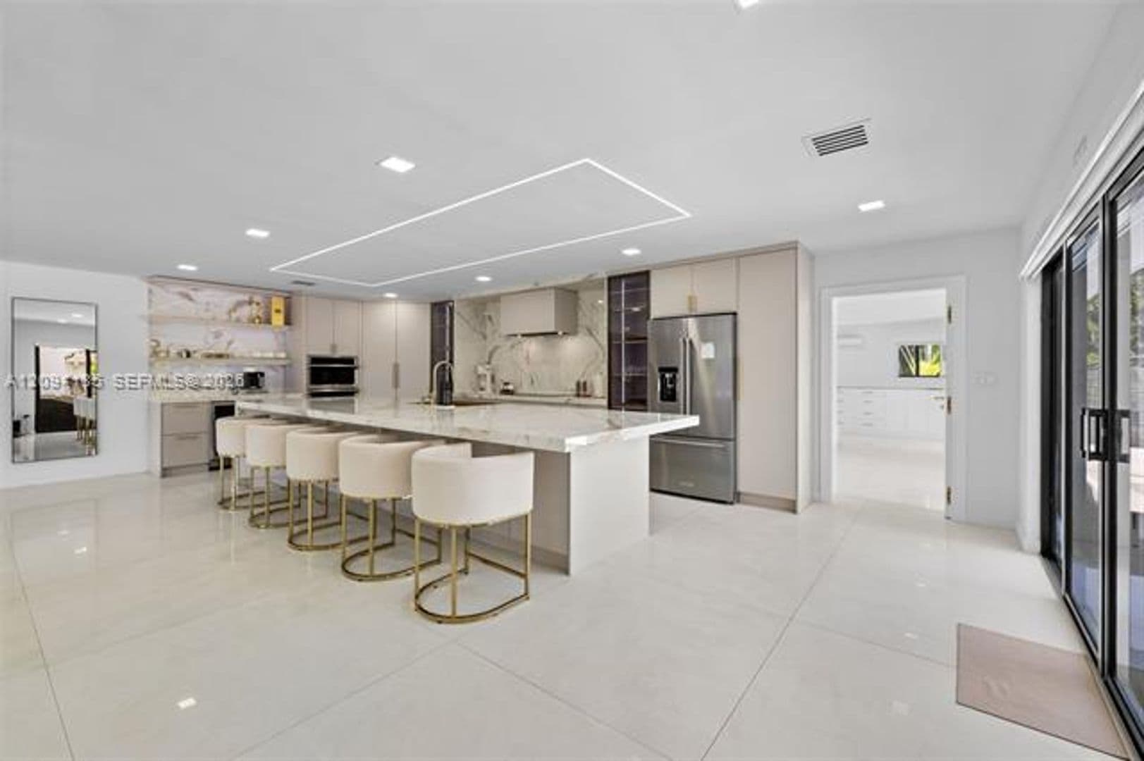 Hollywood House: 1117 Adams St # 1117