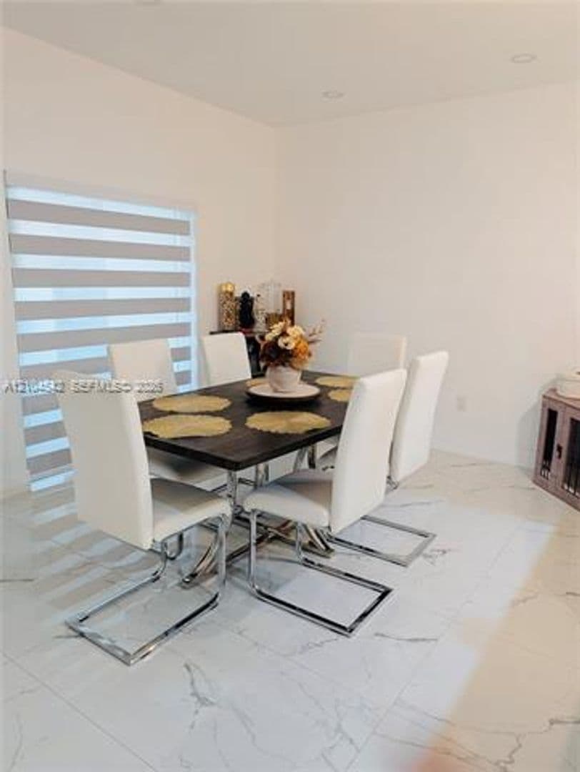 Hialeah House: 8137 NW 199th Ter # 8137