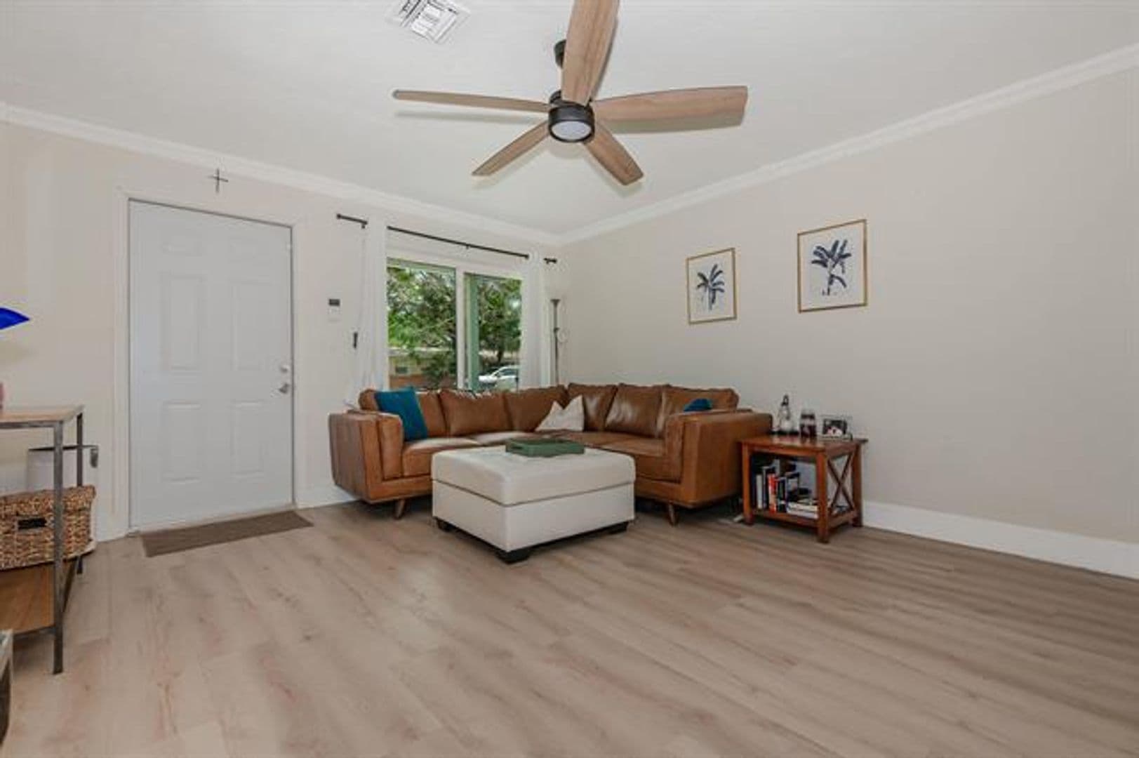 Hollywood House: 5631 Freedom St # 5631