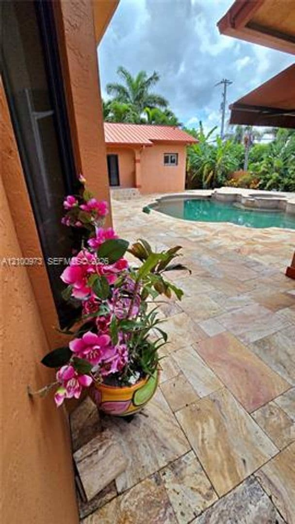 Hollywood House: 741 Tyler St # 741