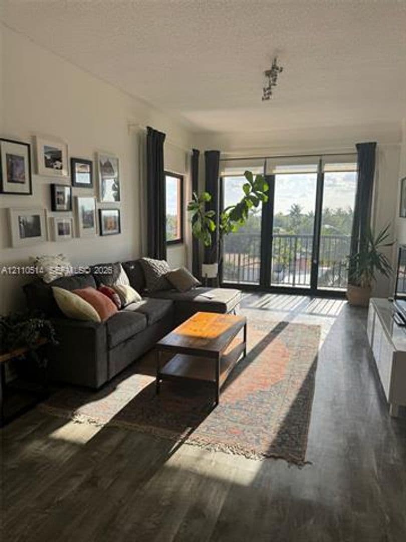 Surfside Condo: 8816 Collins Ave cu-304