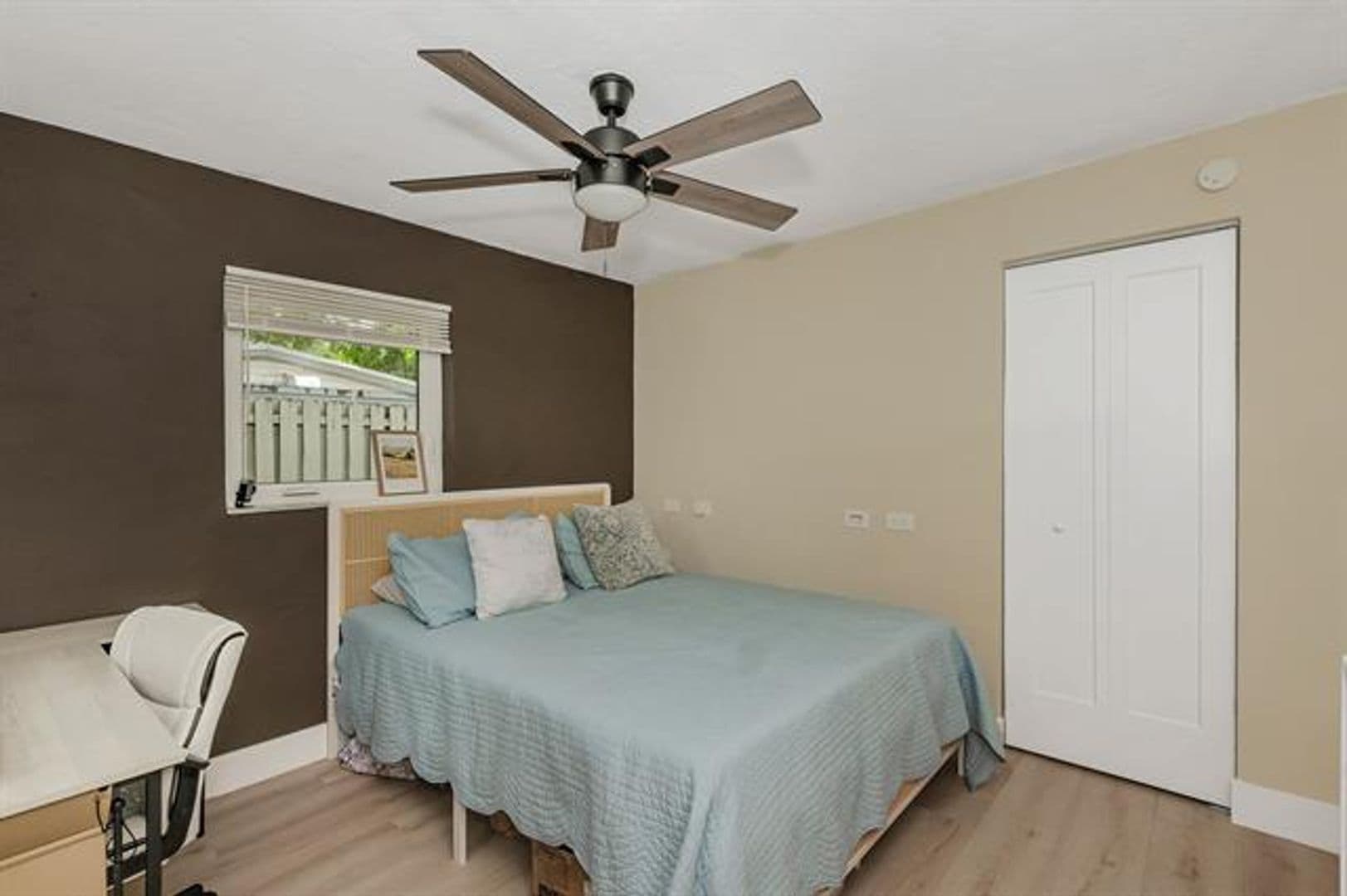Hollywood House: 5631 Freedom St # 5631