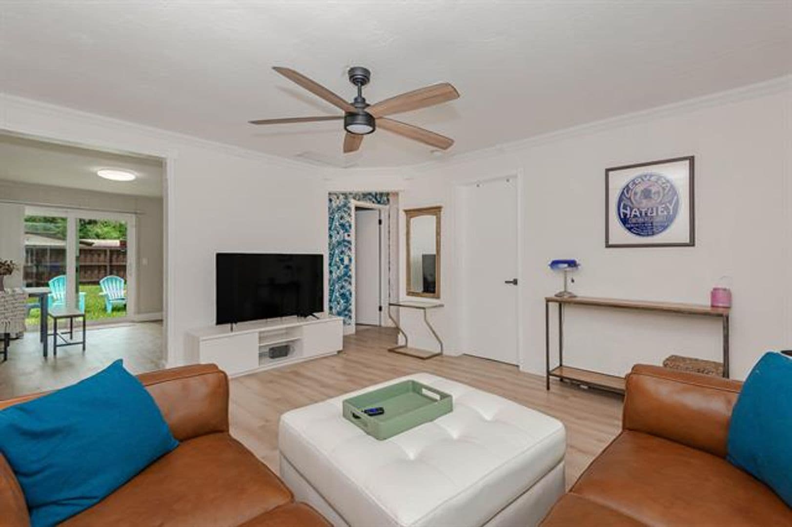 Hollywood House: 5631 Freedom St # 5631