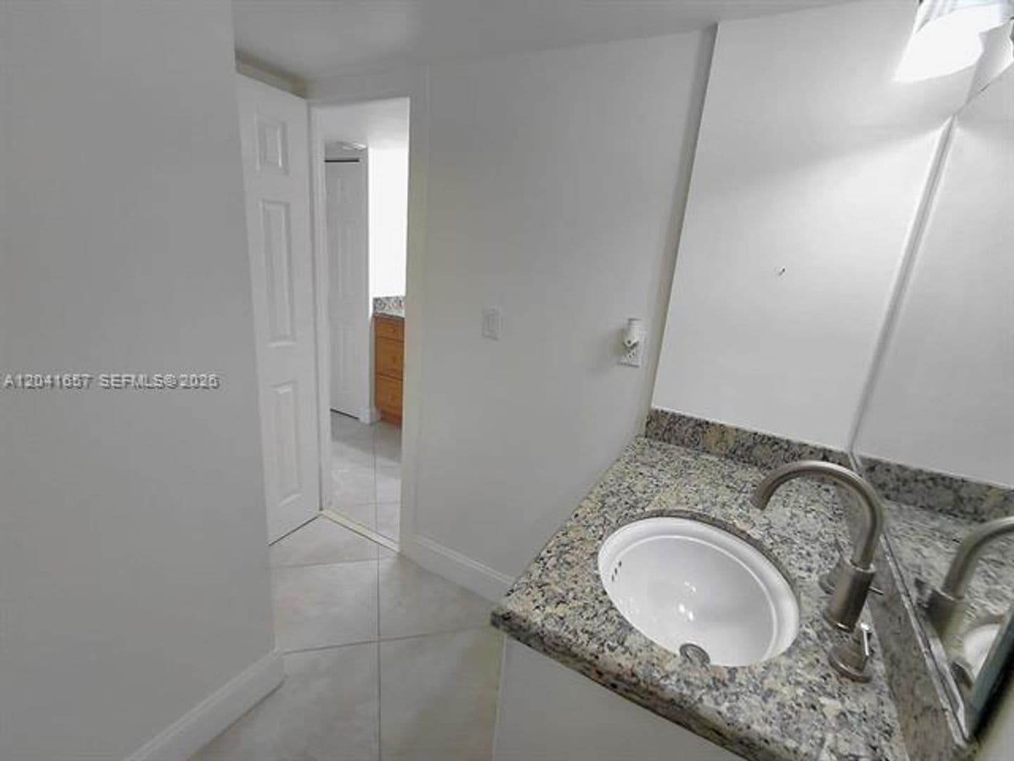 Miami Beach Condo: 5701 Collins Ave cu-619