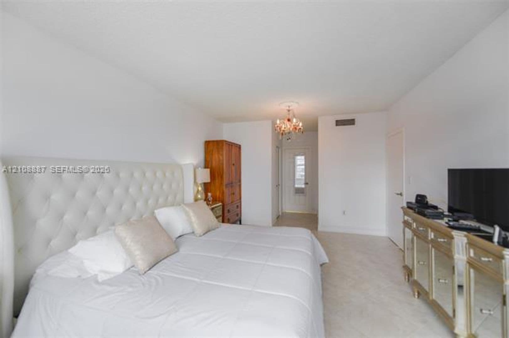 Hallandale Beach Condo: 1950 S Ocean Dr cu-18Q