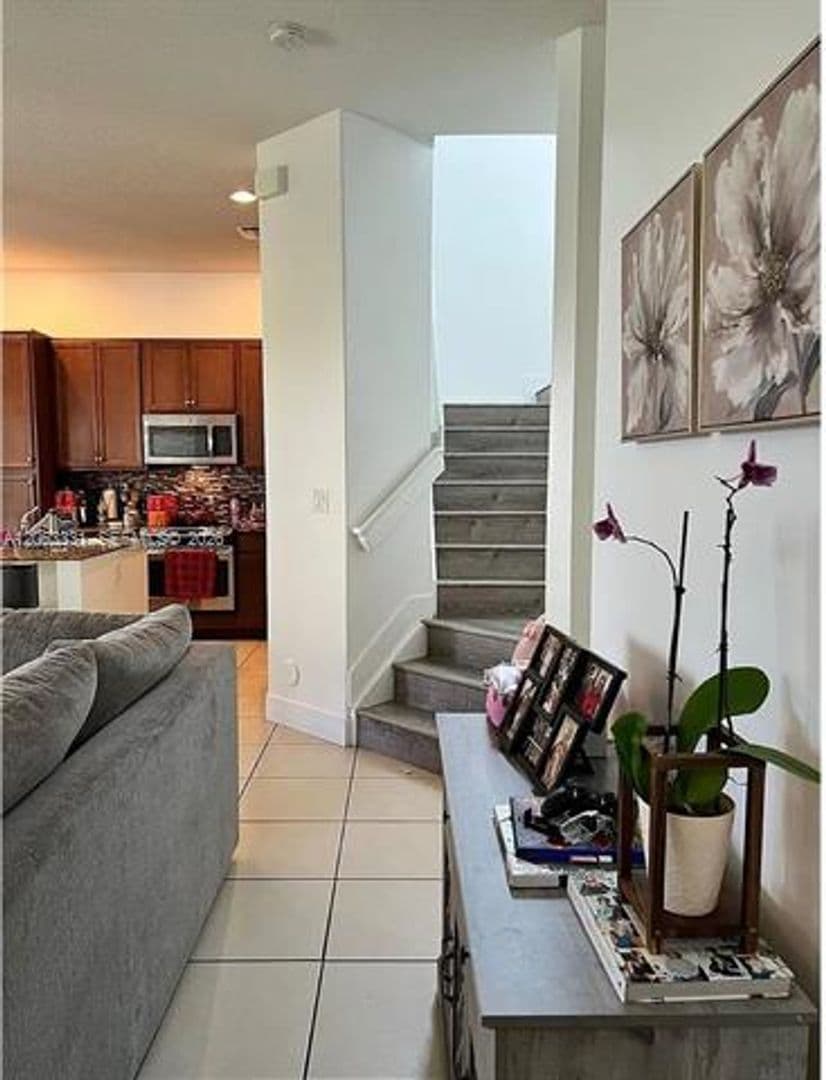 Hialeah House: 3214 W 97th St # 0