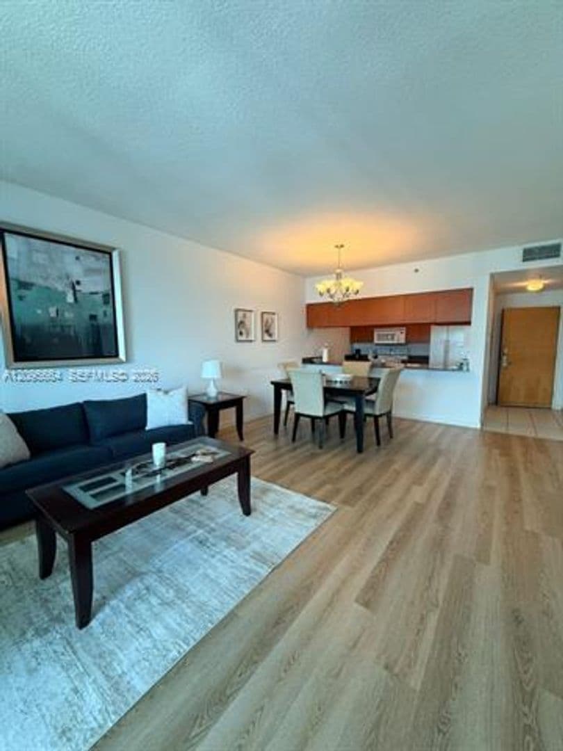 Miami Condo: 1200 Brickell Bay Dr cu-4220