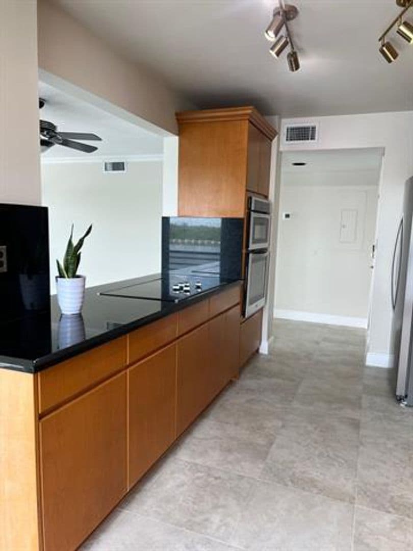Hollywood Condo: 3200 N Ocean Dr cu-206