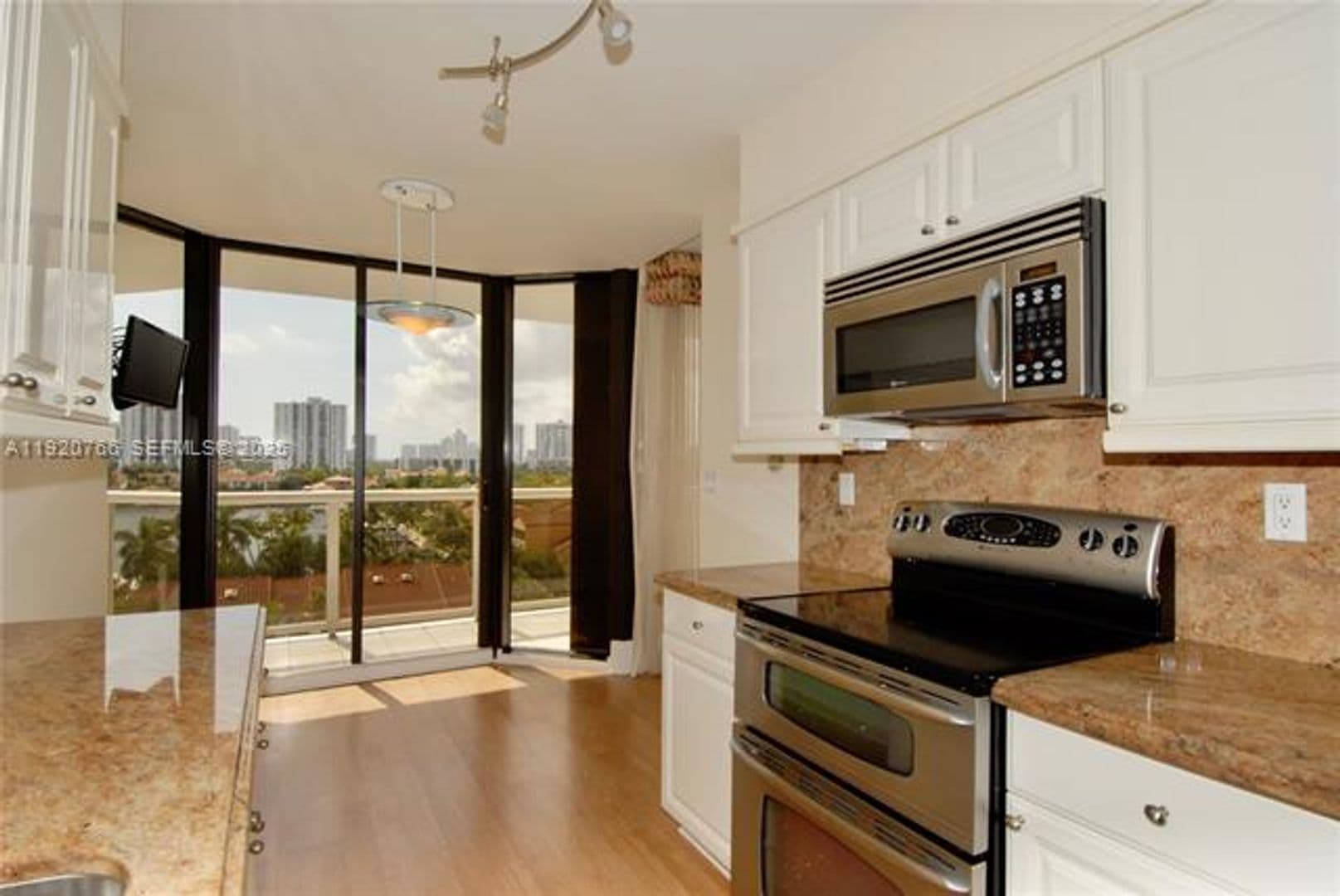 Aventura Condo: 3600 Yacht Club Dr cu-1204