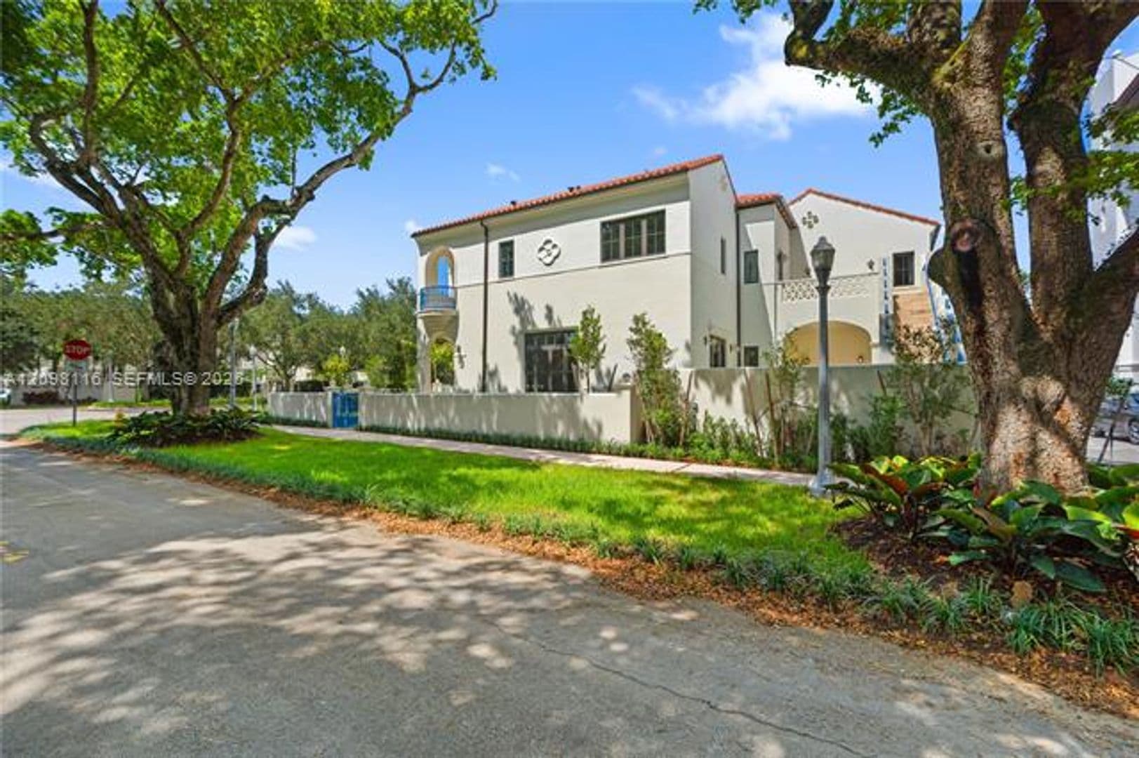 Coral Gables Condo: 555 Santander Ave cu-V4
