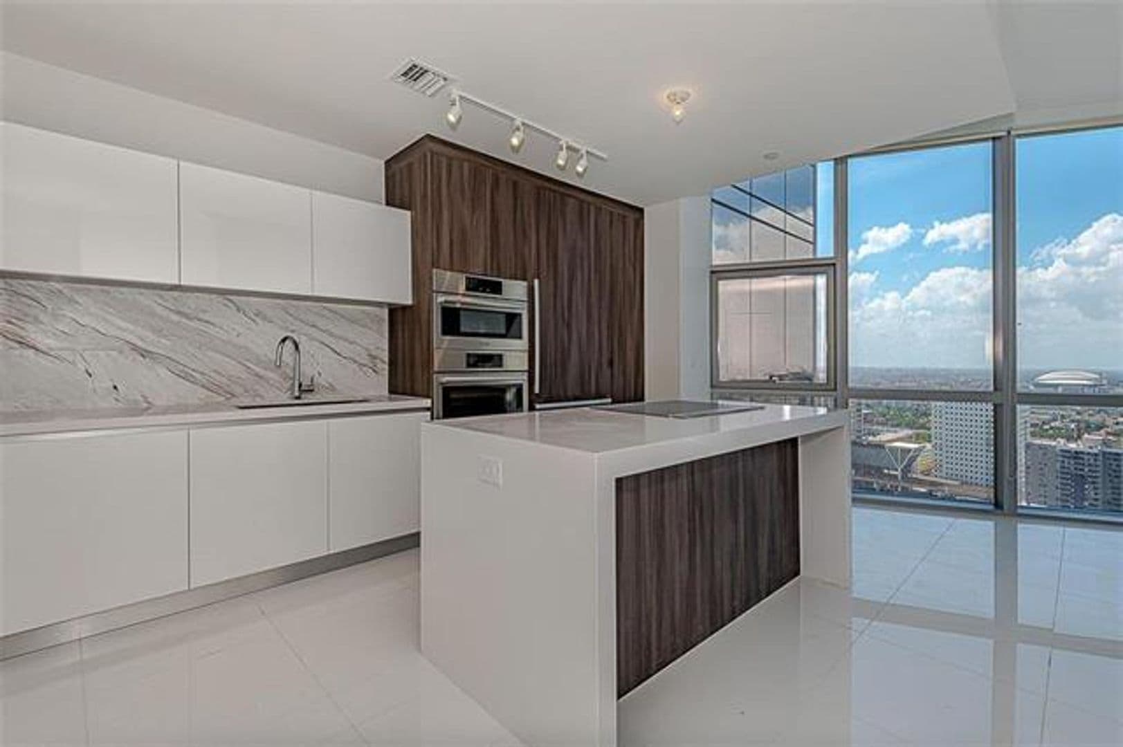 Miami Condo: 851 NE 1st Ave cu-2402