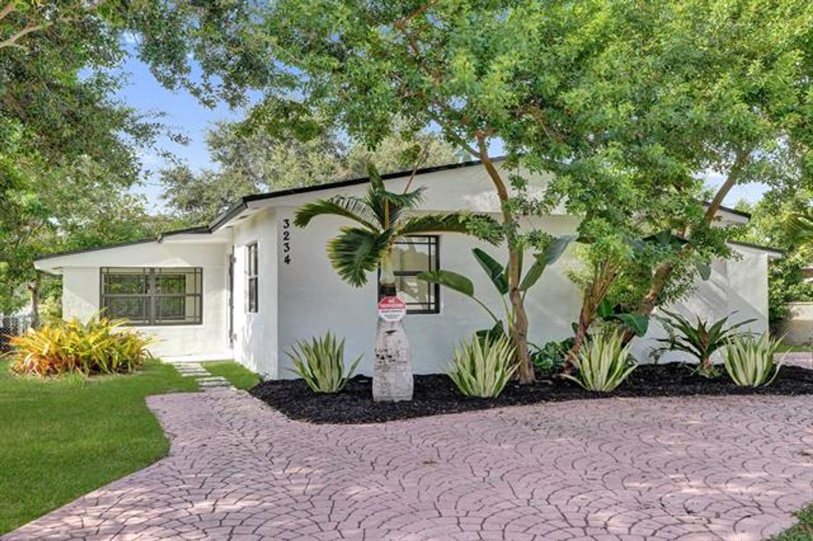 Hollywood House: 3234 Taft St # 3234