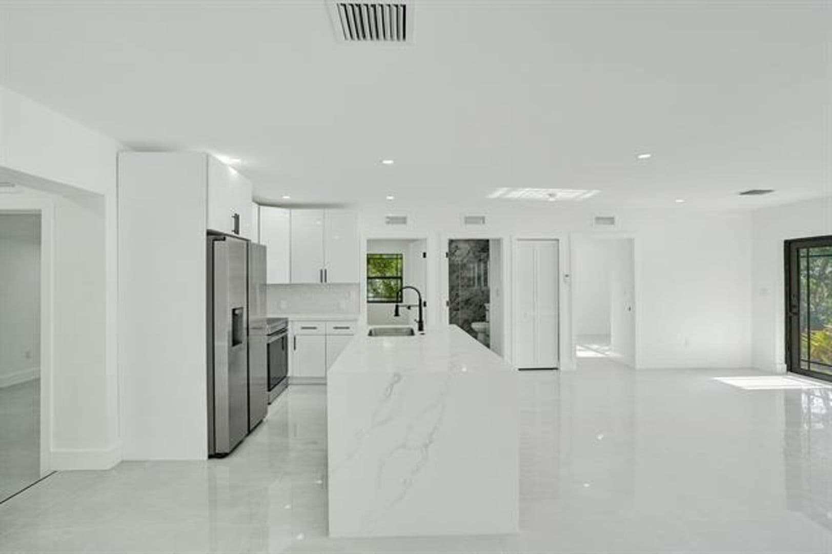 Hollywood House: 3234 Taft St # 3234