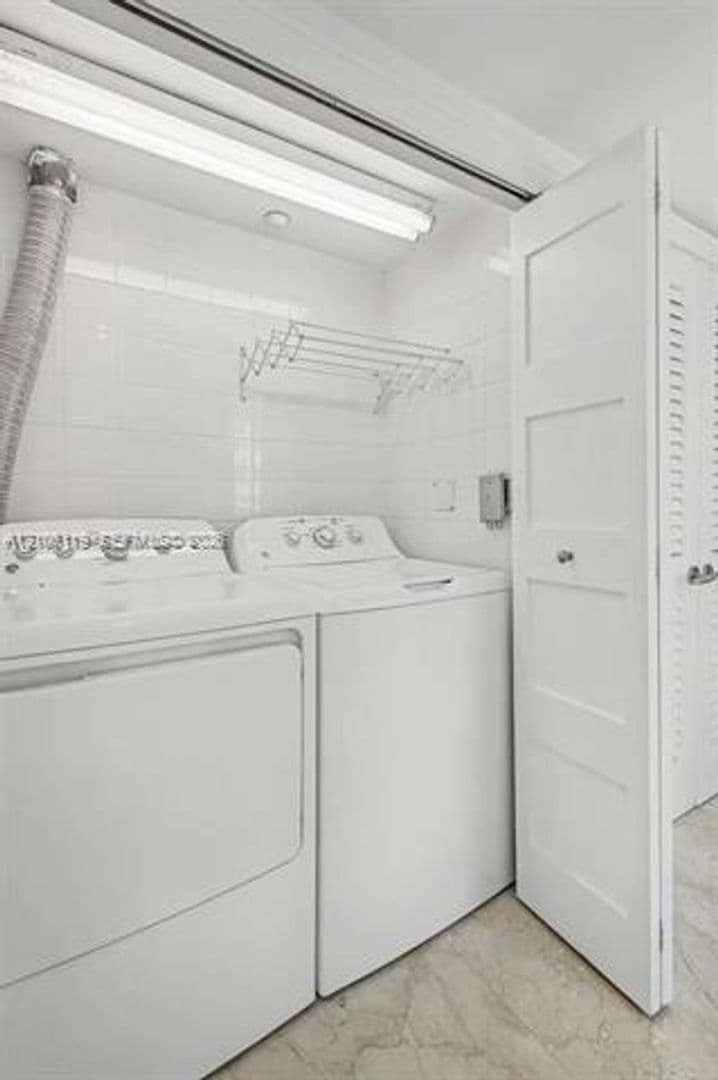 Miami Beach Condo: 5025 Collins Ave cu-903