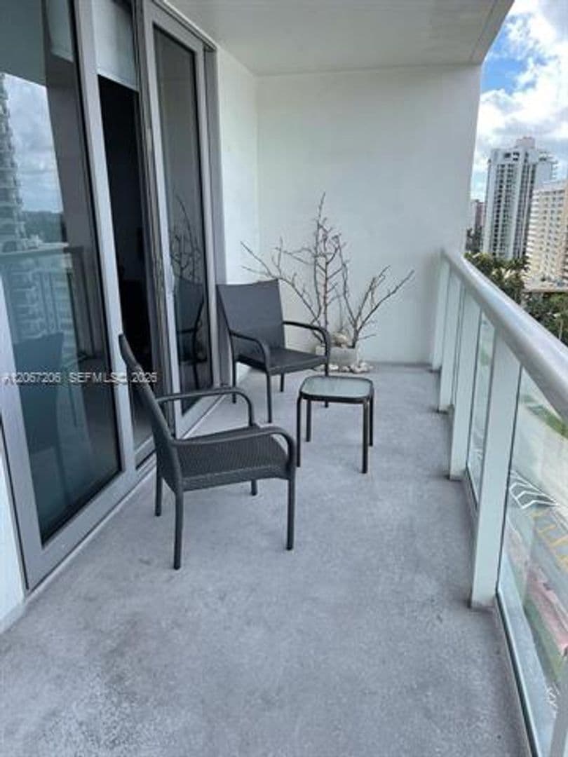 Miami Beach Condo: 5701 Collins Ave cu-1611