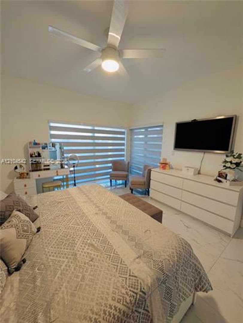 Hialeah House: 8137 NW 199th Ter # 8137