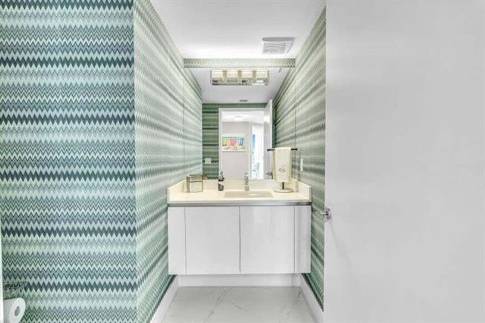 Sunny Isles Beach Condo: 300 Sunny Isles Blvd cu-4-2201