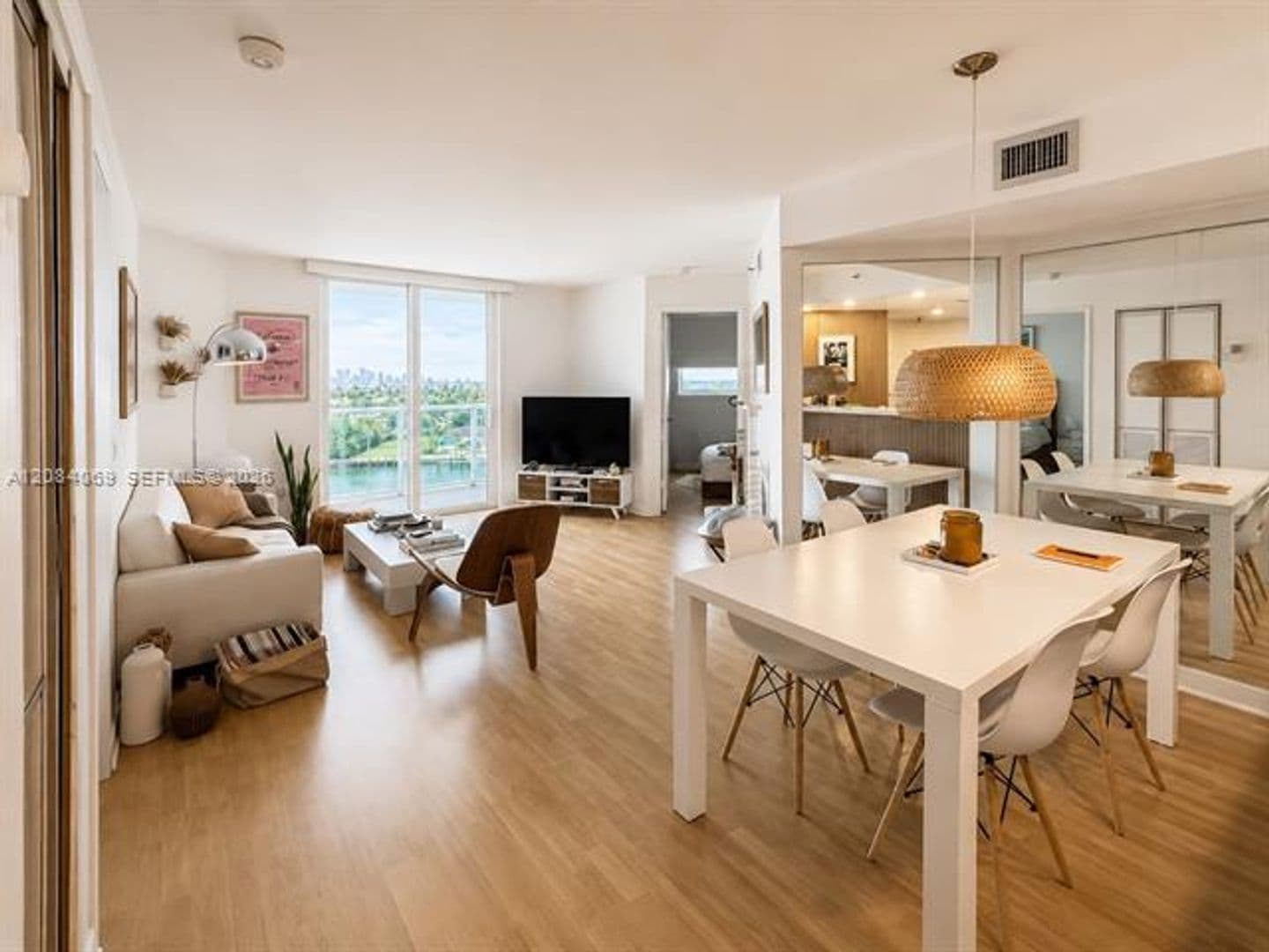 Miami Beach Condo: 5880 Collins Ave cu-903