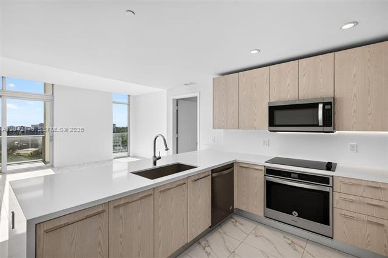 Sunrise Condo: 2000 Metropica Way cu-616