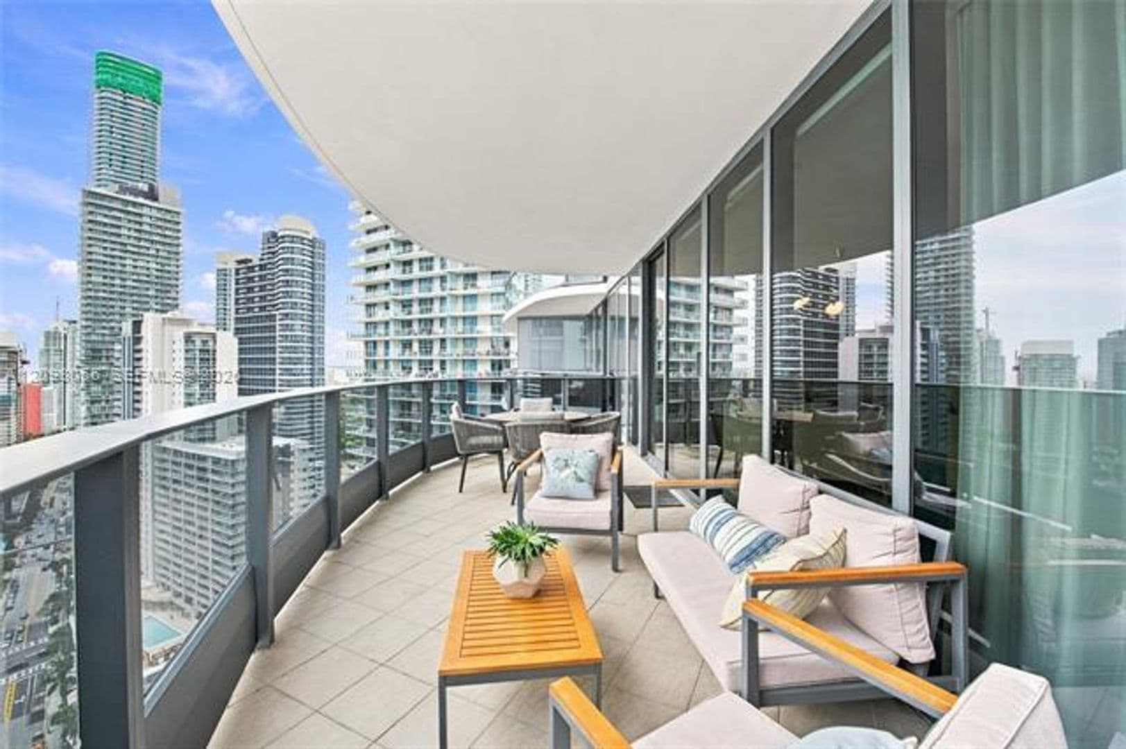 Miami Condo: 1000 Brickell Plz cu-3401