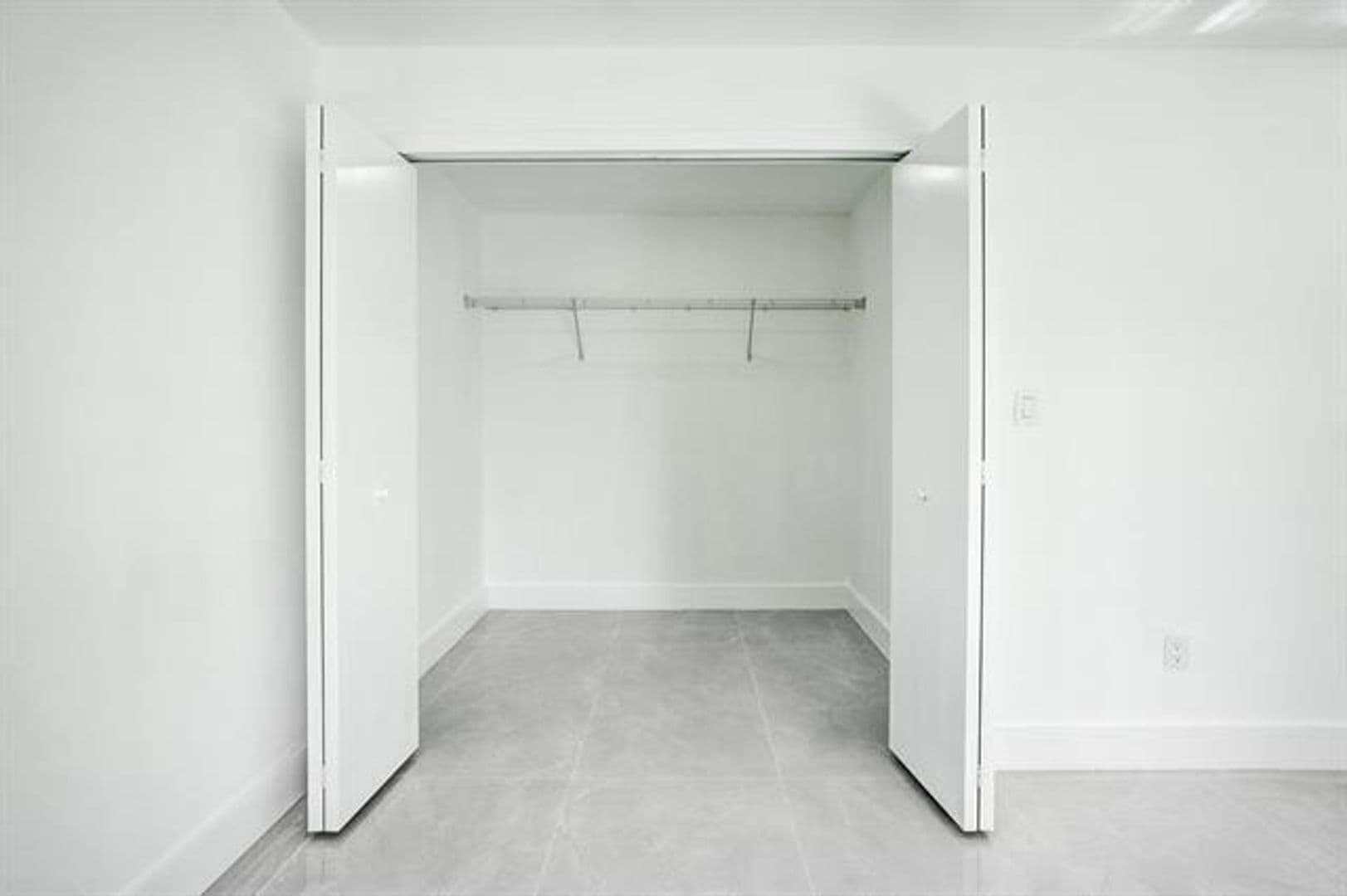 Hollywood House: 3234 Taft St # 3234