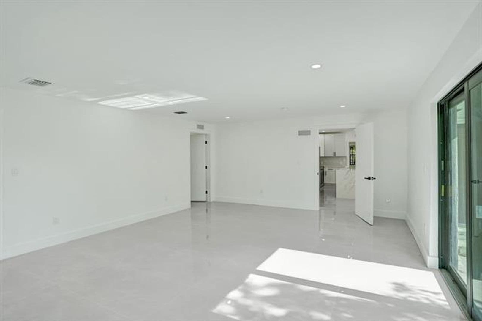 Hollywood House: 3234 Taft St # 3234