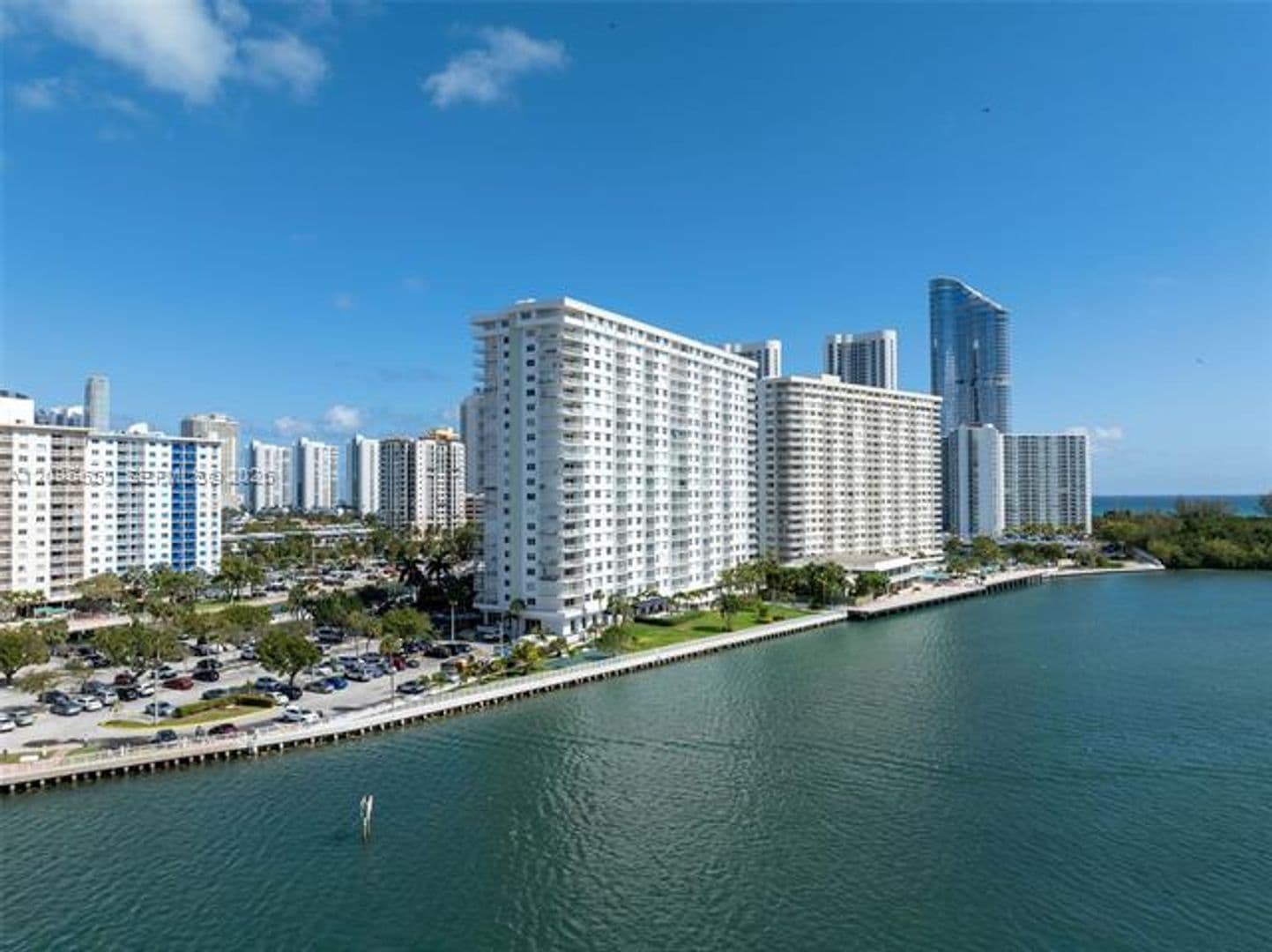 Sunny Isles Beach Condo: 500 Bayview Dr cu-1520