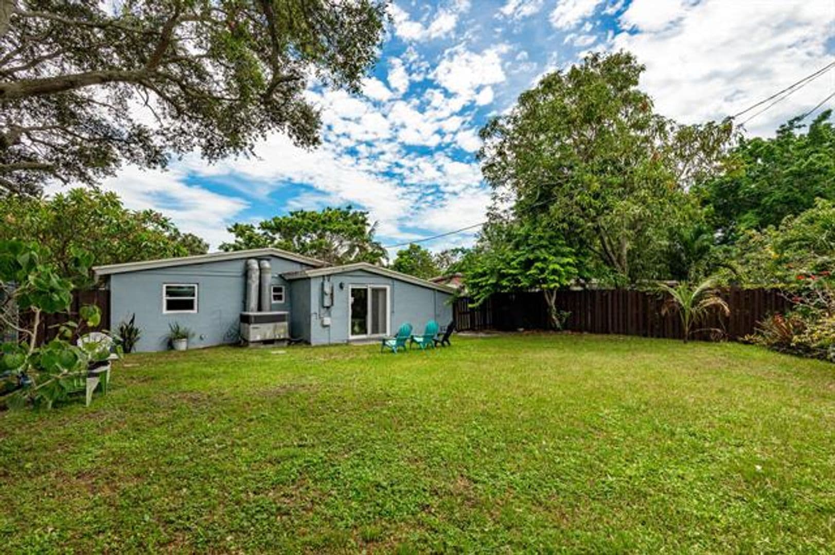 Hollywood House: 5631 Freedom St # 5631