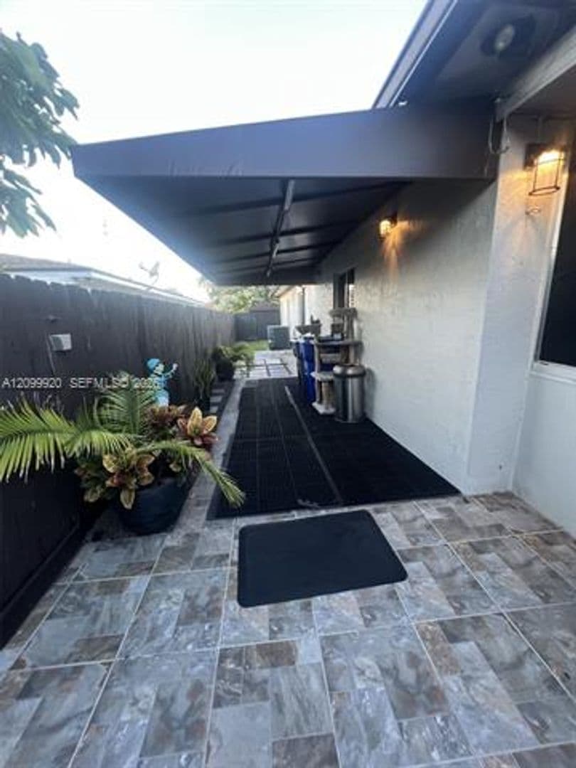 Hollywood House: 5732 Fletcher St # 5732