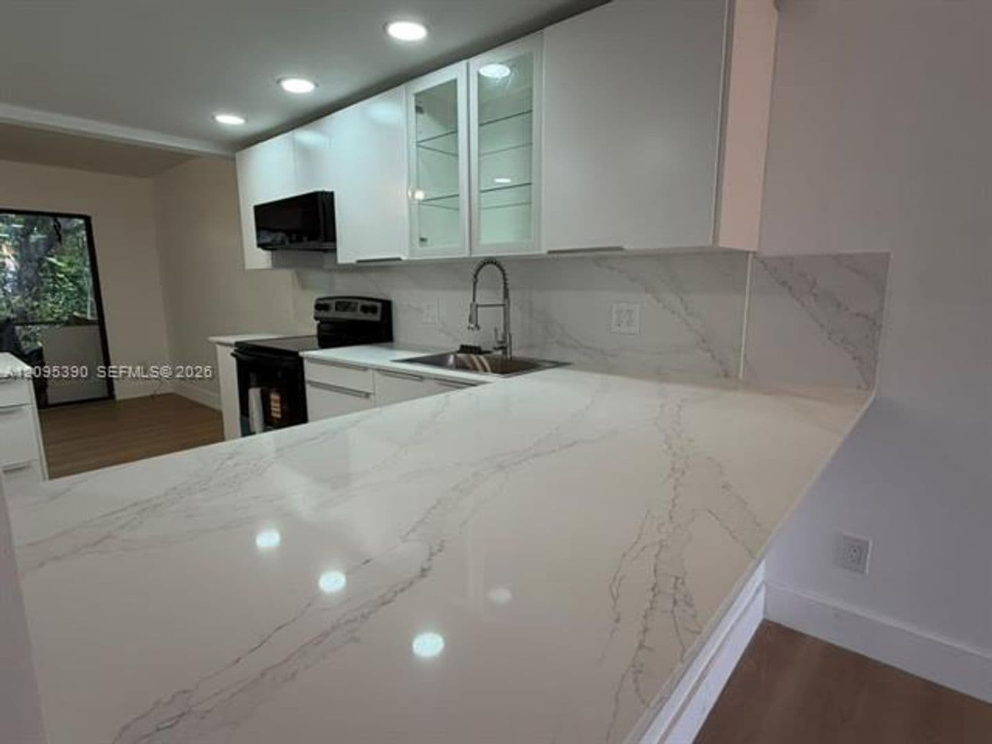 Plantation Townhome: 639 N University Dr th 17