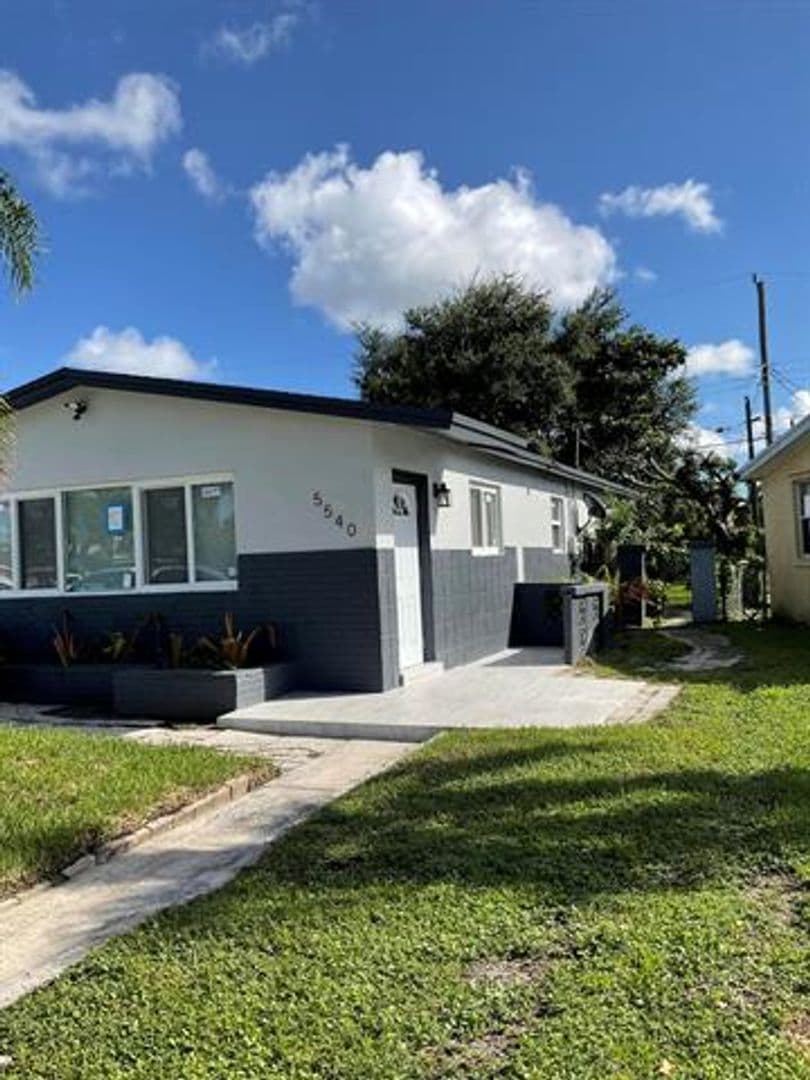 Hollywood House: 5540 Mayo St # 5540