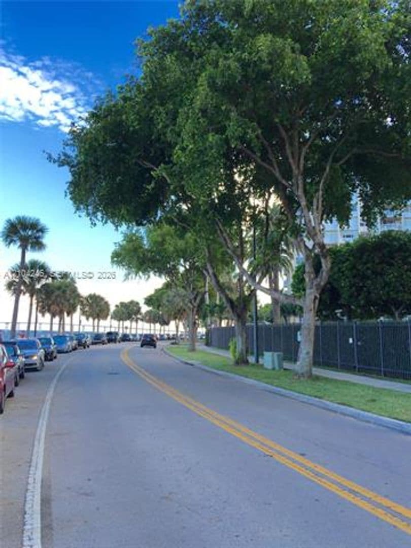 Miami Condo: 1420 Brickell Bay Dr cu-702E