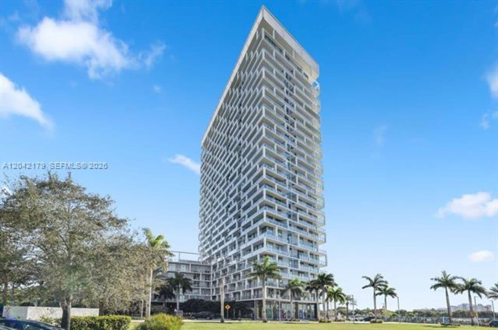 Sunrise Condo: 2000 Metropica Way cu-616