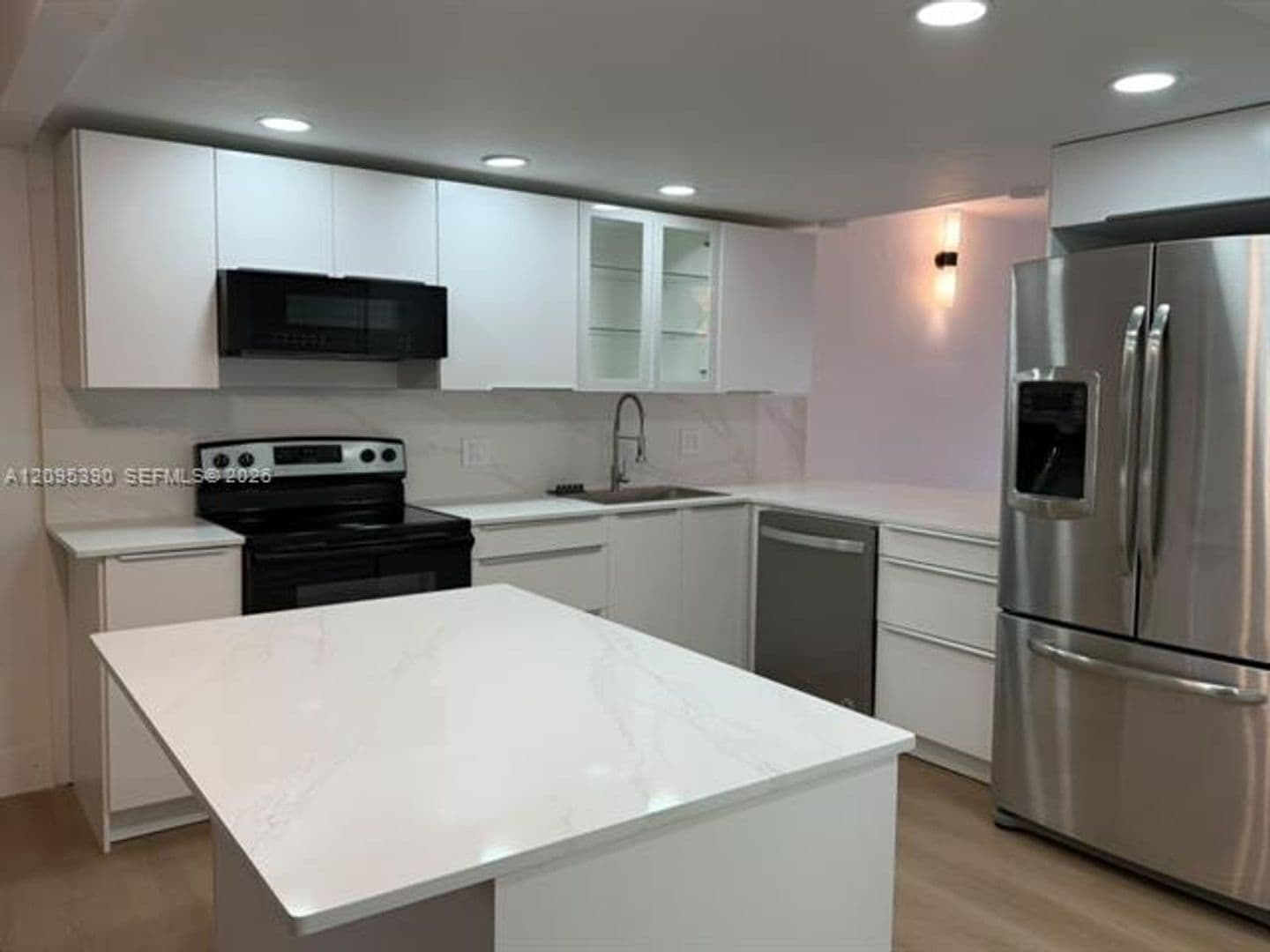 Plantation Townhome: 639 N University Dr th 17