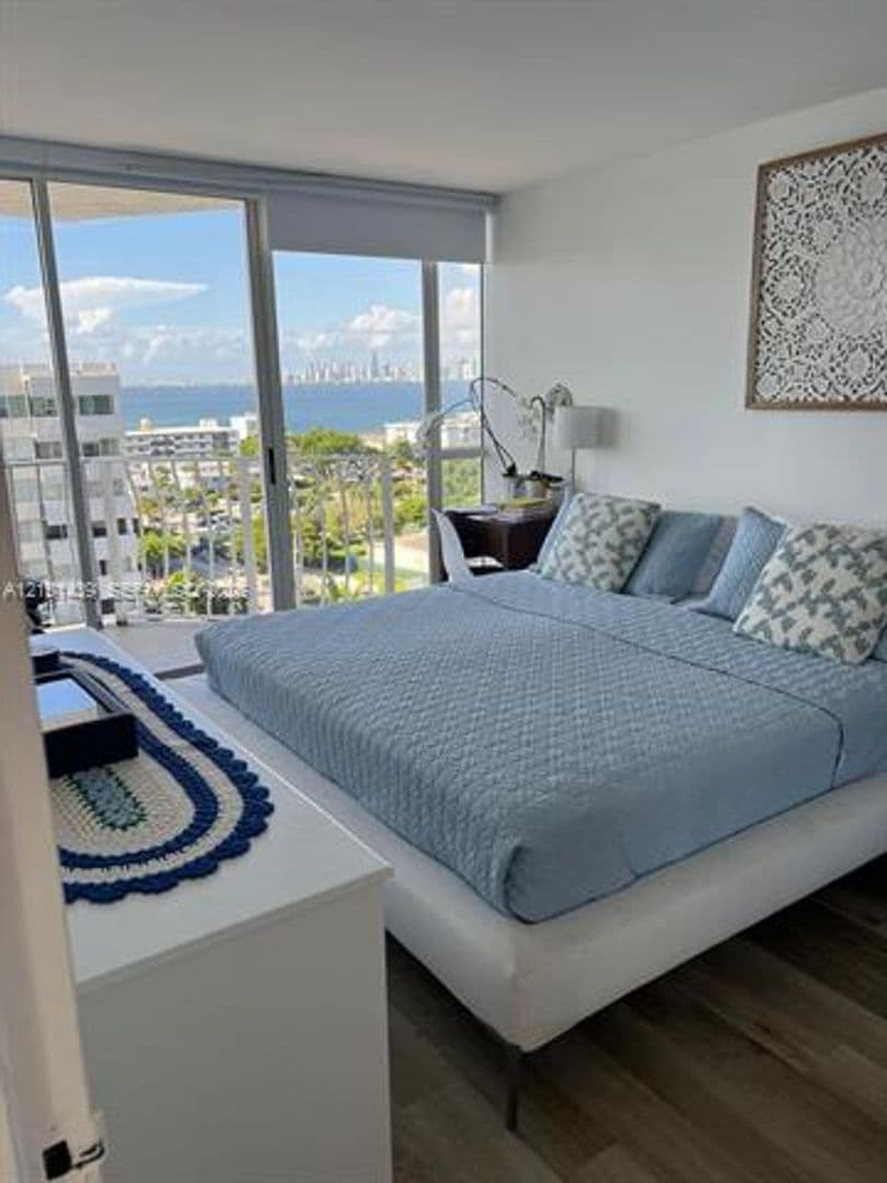 North Bay Village House: 7601 E Treasure Dr cu-1107