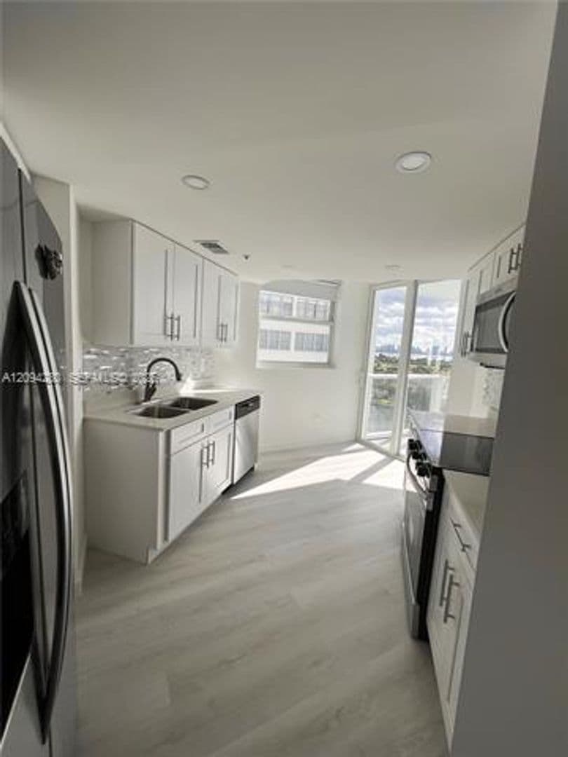 Miami Beach Condo: 5880 Collins Ave cu-PH-1
