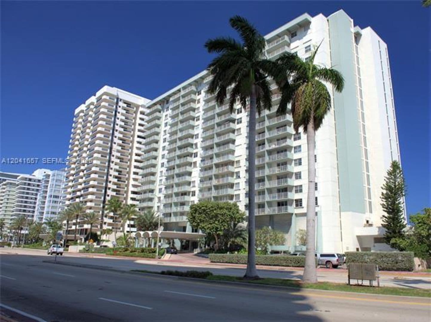 Miami Beach Condo: 5701 Collins Ave cu-619