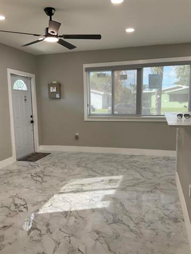 Hollywood House: 5540 Mayo St # 5540