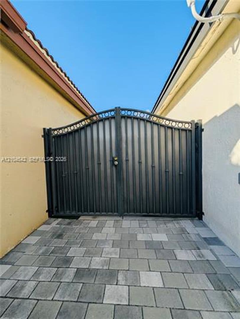 Hialeah House: 8137 NW 199th Ter # 8137