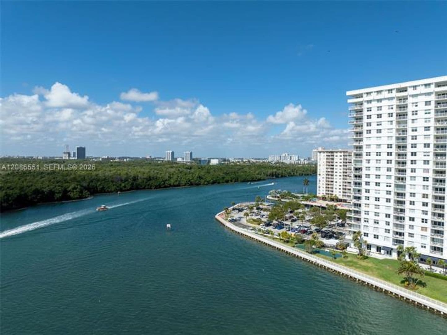 Sunny Isles Beach Condo: 500 Bayview Dr cu-1520