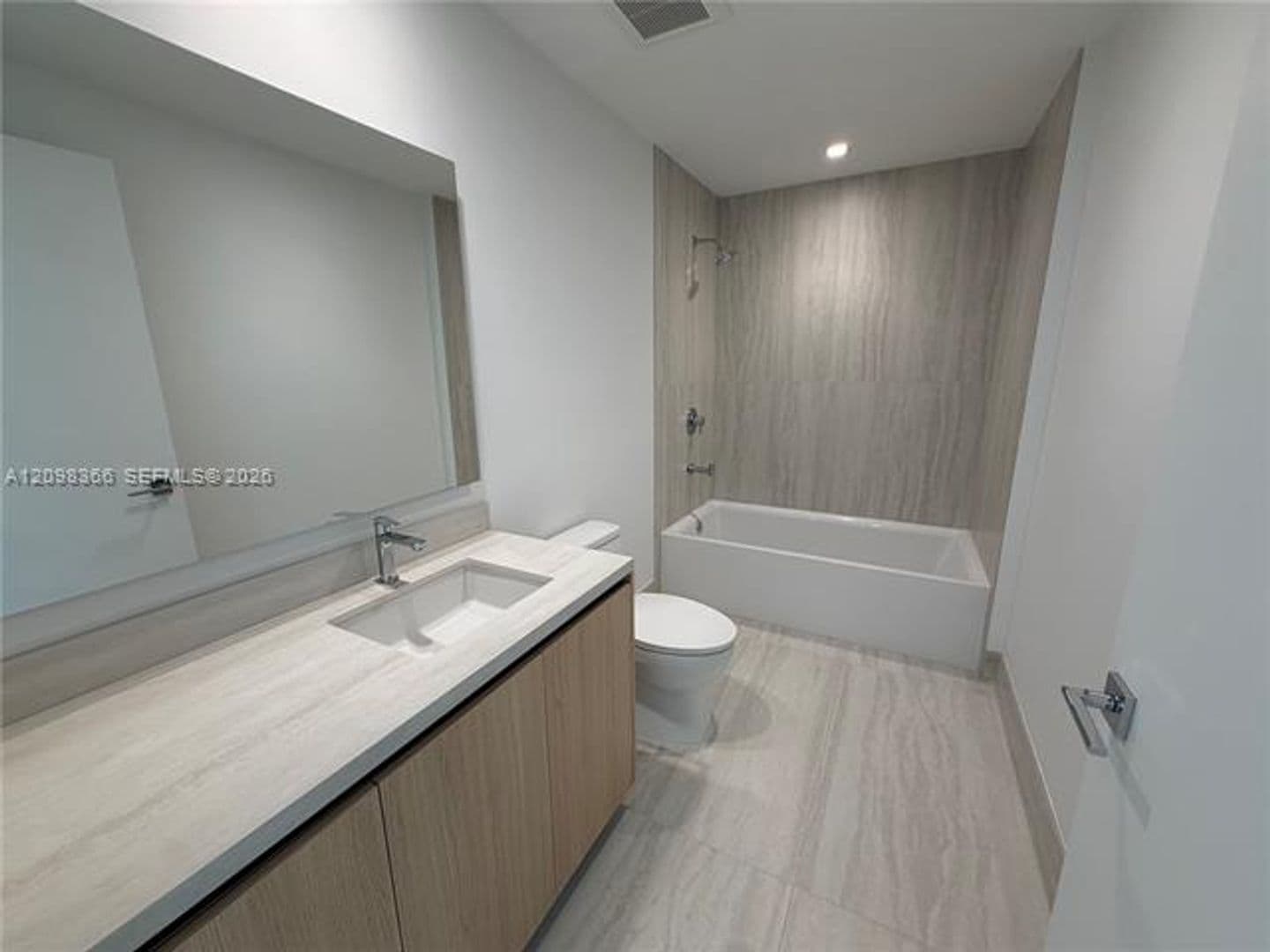 North Miami Condo: 2411 Laguna Cir cu-408
