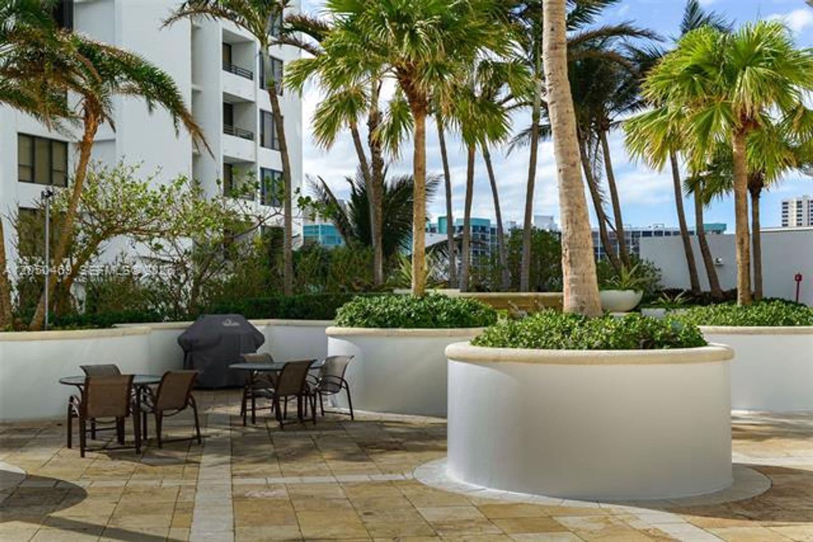 Hollywood Condo: 3101 S Ocean Dr cu-404