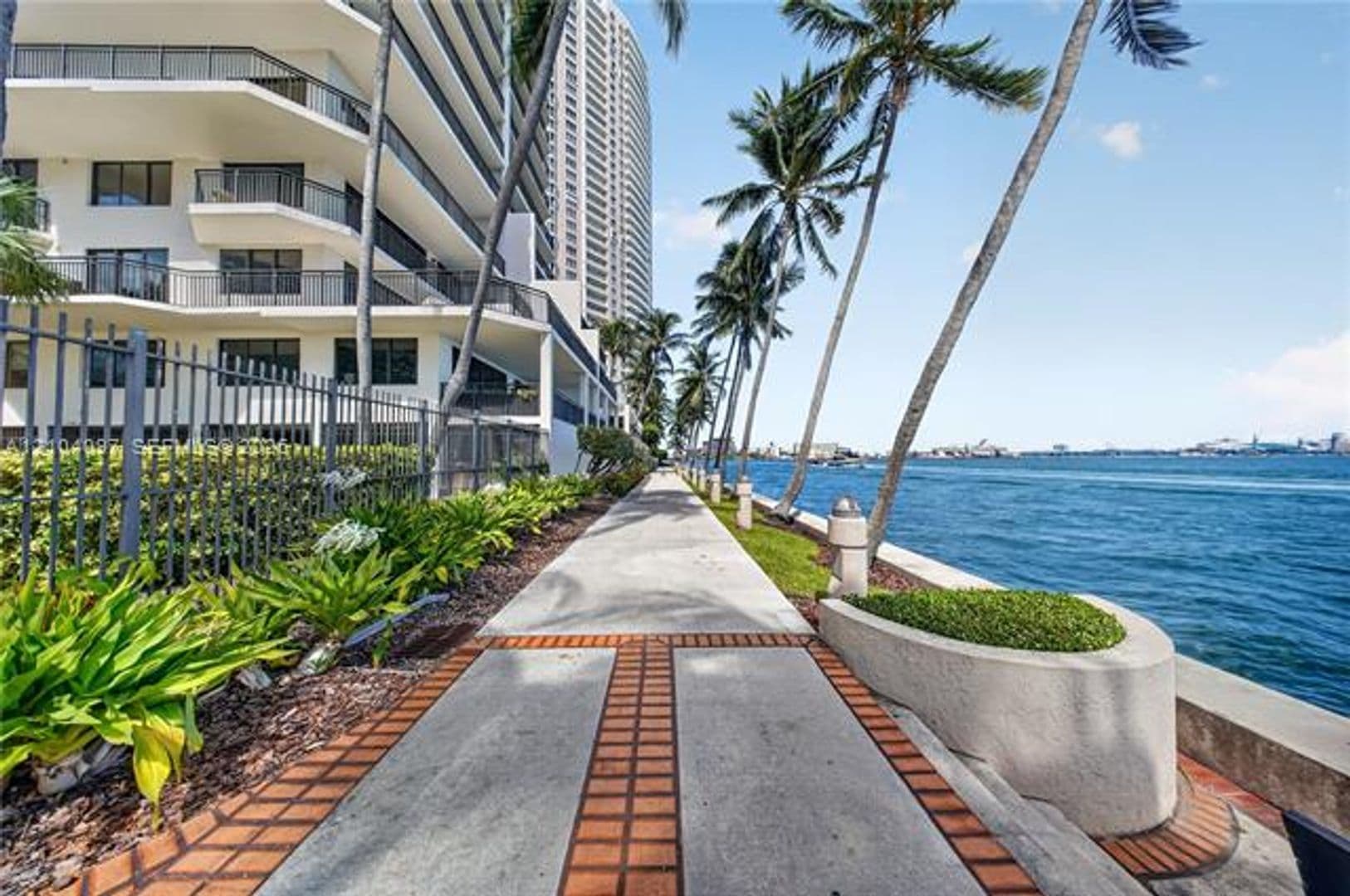 Miami Condo: 540 Brickell Key Dr cu-916